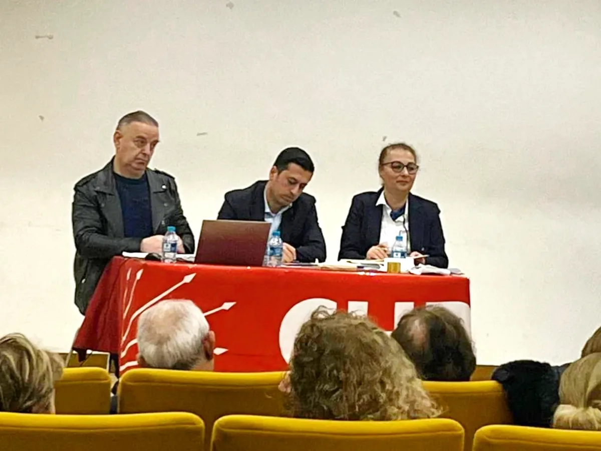 CHP Kadıköy'de Üye Toplantısı: Yeni Üyelere Rozet Takdimi Yapıldı CHP Kadıköy'de Üye Toplantısı: Yeni Üyelere Rozet Takdimi Yapıldı