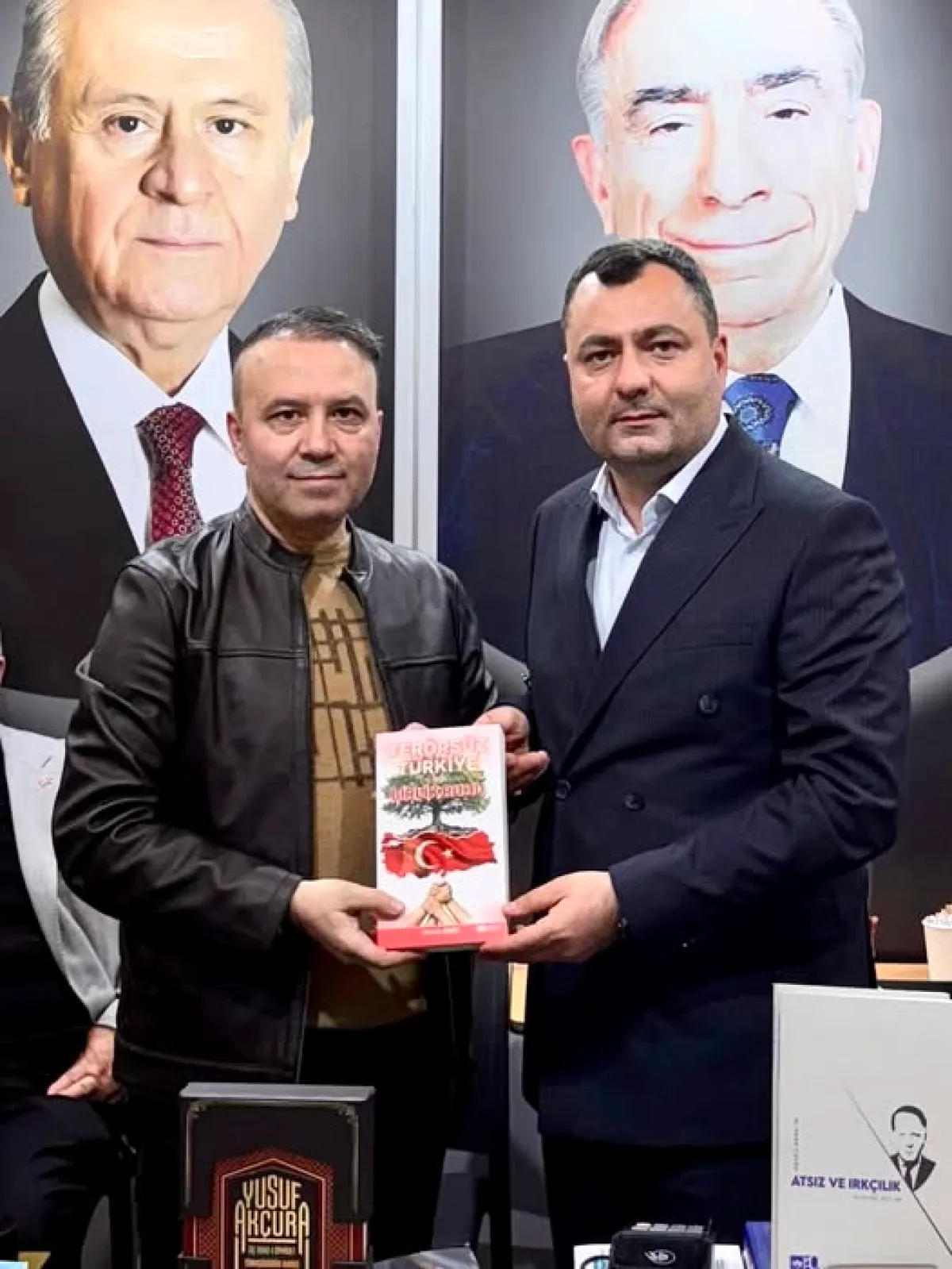 Yıldıray Çiçek Ankara Kitap Fuarı'nda Ülkü Ocakları Standını Ziyaret Etti Yıldıray Çiçek Ankara Kitap Fuarı'nda Ülkü Ocakları Standını Ziyaret Etti