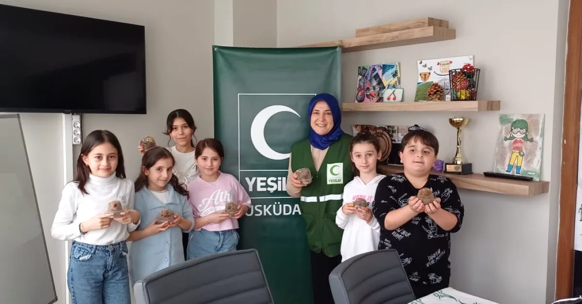 Üsküdar'da Anne ve Çocuklar Ekranı Unuttu: Çim Adam Atölyesi Üsküdar'da Anne ve Çocuklar Ekranı Unuttu: Çim Adam Atölyesi