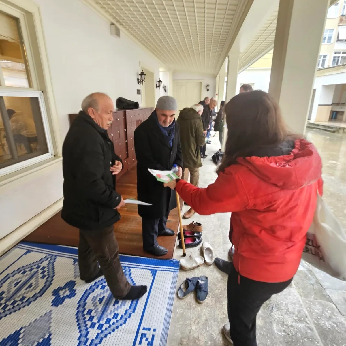 Üsküdar'da Cami Çıkışında Bağımlılıkla Mücadele Seferberliği Üsküdar'da Cami Çıkışında Bağımlılıkla Mücadele Seferberliği