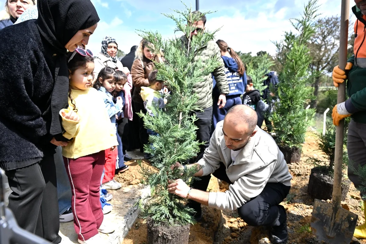 Gaziosmanpaşa'da Çocuklar Fidanları Toprakla Buluşturdu Gaziosmanpaşa'da Çocuklar Fidanları Toprakla Buluşturdu