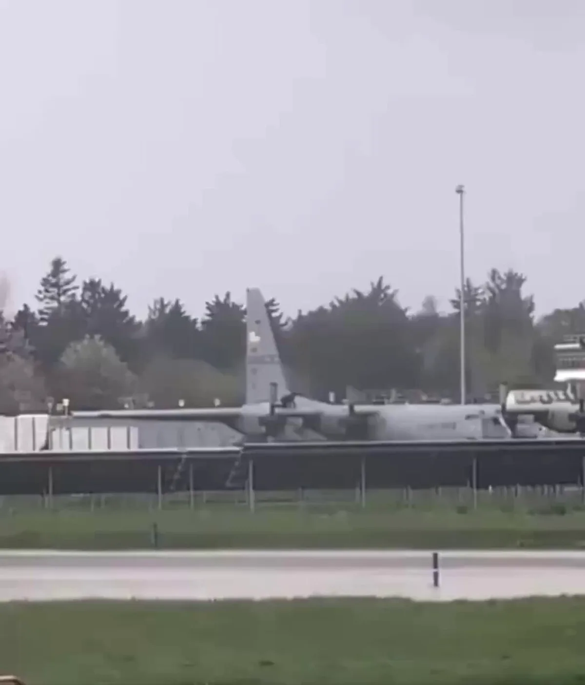 İrlanda'da ABD'ye Ait C-130'e Balta Saldırısı İrlanda'da ABD'ye Ait C-130'e Balta Saldırısı