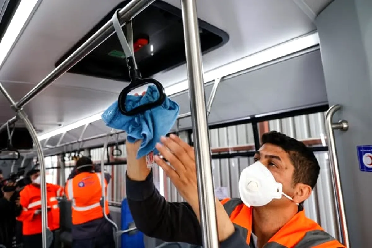 Antalya'da Toplu Ulaşım Araçları Her Gün Nasıl Temizleniyor? Perde Arkasındaki Emek Antalya'da Toplu Ulaşım Araçları Her Gün Nasıl Temizleniyor? Perde Arkasındaki Emek