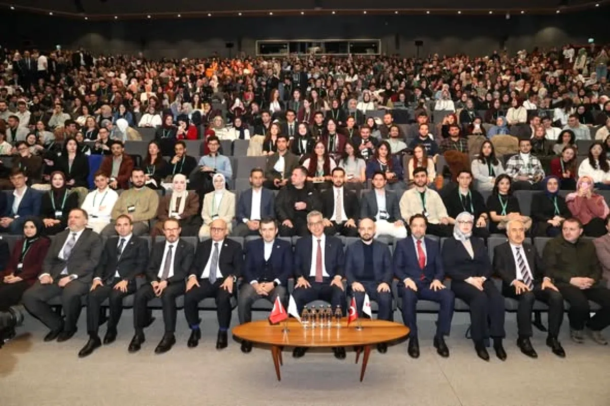 Genç Hekimler 'Beyin' İçin Buluştu: Sağlık Bakanı ve Bayraktar Sahnedeydi Genç Hekimler 'Beyin' İçin Buluştu: Sağlık Bakanı ve Bayraktar Sahnedeydi