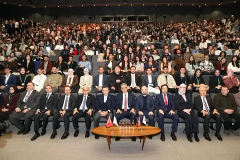 Genç Hekimler 'Beyin' İçin Buluştu: Sağlık Bakanı ve Bayraktar Sahnedeydi