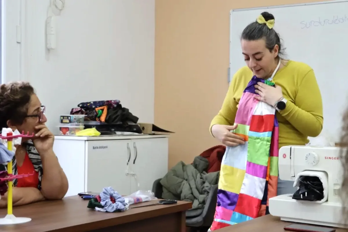Maltepe'de Tekstil Atıkları Sanata Dönüştü: Toka Yapımı Atölyesi Maltepe'de Tekstil Atıkları Sanata Dönüştü: Toka Yapımı Atölyesi