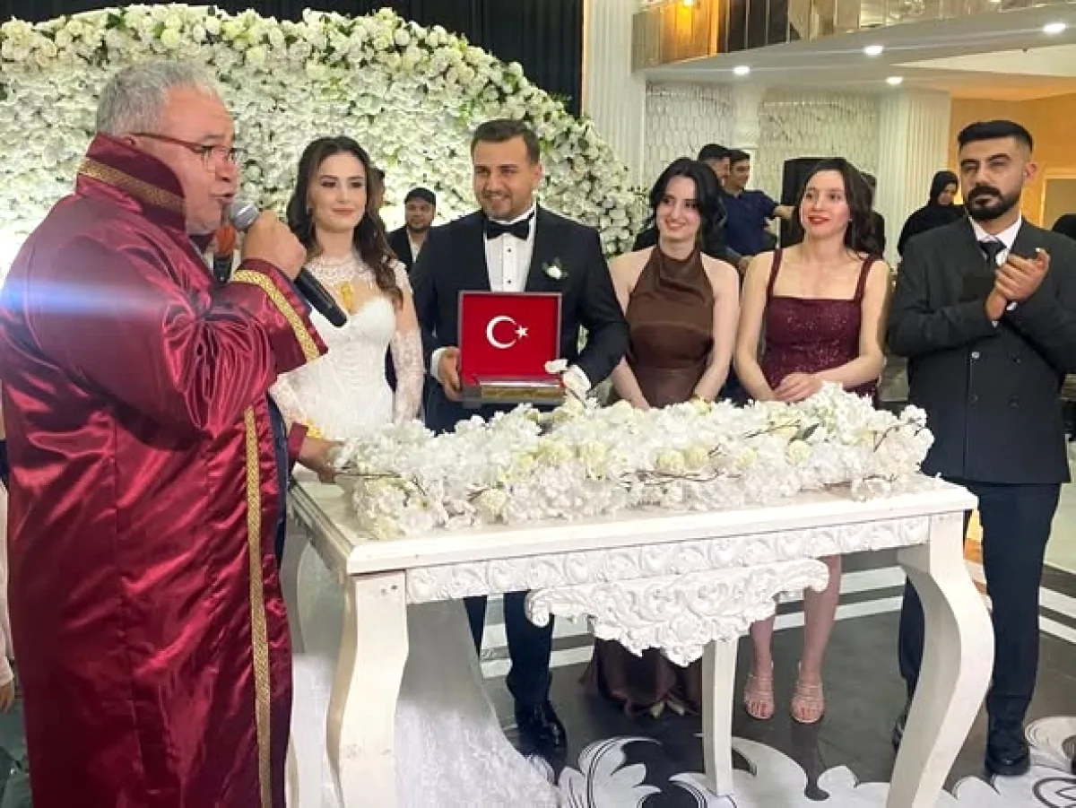Nizip'te mutlu son: Başkan Yardımcısı Bayındırlı genç çiftin nikahını kıydı Nizip'te mutlu son: Başkan Yardımcısı Bayındırlı genç çiftin nikahını kıydı