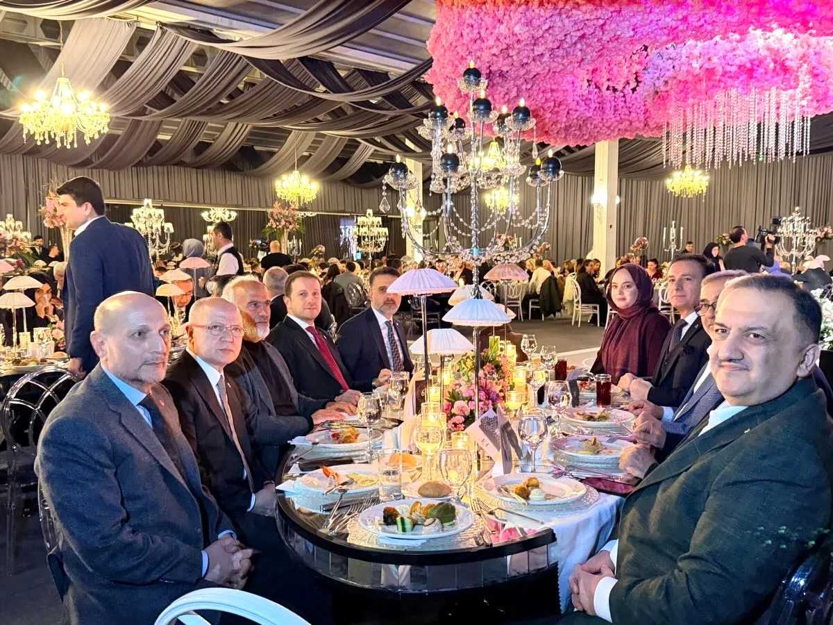 Ahmet Kılıç, Burak ve Mine Çiftinin Düğününe Katıldı Ahmet Kılıç, Burak ve Mine Çiftinin Düğününe Katıldı