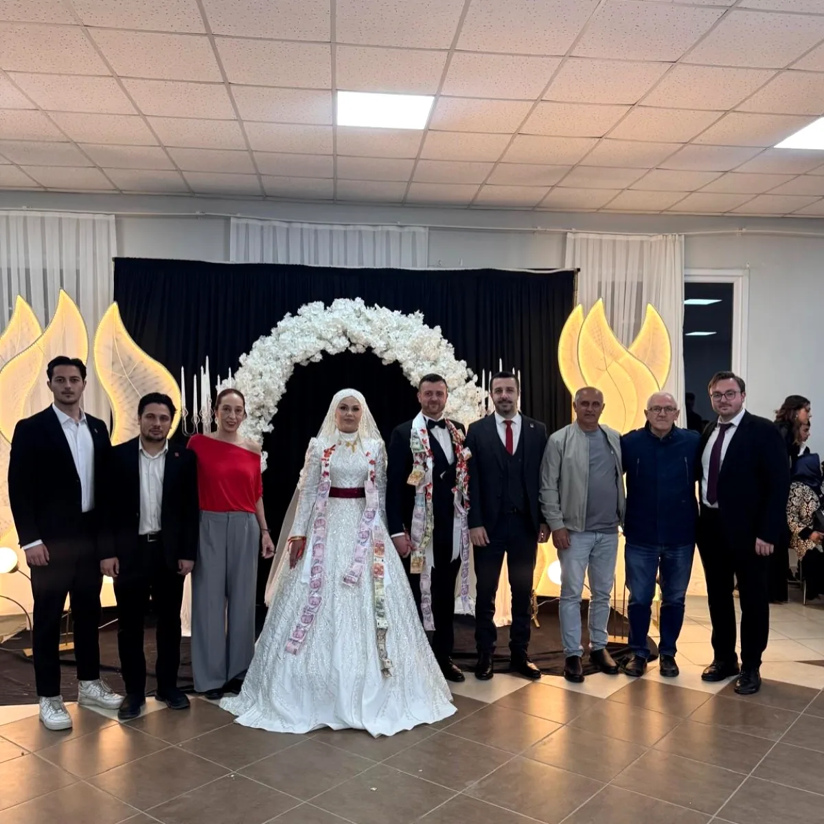CHP Karamürsel Gençlik Kolları'ndan Evlilik Tebriği CHP Karamürsel Gençlik Kolları'ndan Evlilik Tebriği