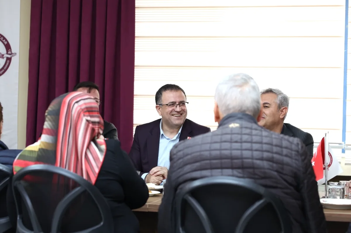 Derince Belediye Başkanı Sertif Gökçe'den Kocaeli Elazığlılar Derneği'ne Ziyaret Derince Belediye Başkanı Sertif Gökçe'den Kocaeli Elazığlılar Derneği'ne Ziyaret