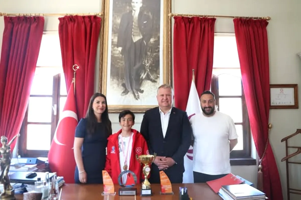 Urla'nın Gururu Berk Pala: Dünya İkincisi Sporcu Belediyede Ağırlandı Urla'nın Gururu Berk Pala: Dünya İkincisi Sporcu Belediyede Ağırlandı