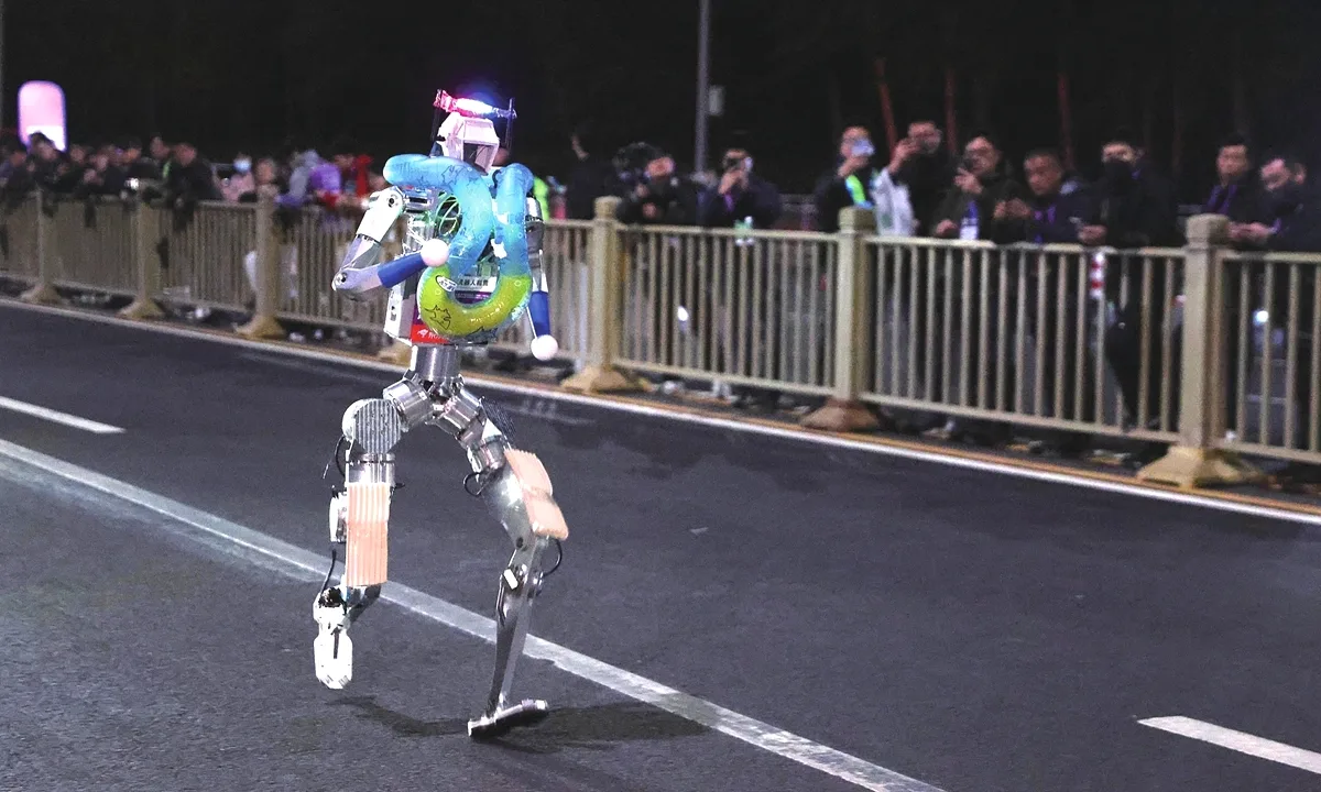 Geleceğin Koşucuları: Pekin'de İnsansı Robotlar Maraton İçin Antrenmanda Geleceğin Koşucuları: Pekin'de İnsansı Robotlar Maraton İçin Antrenmanda
