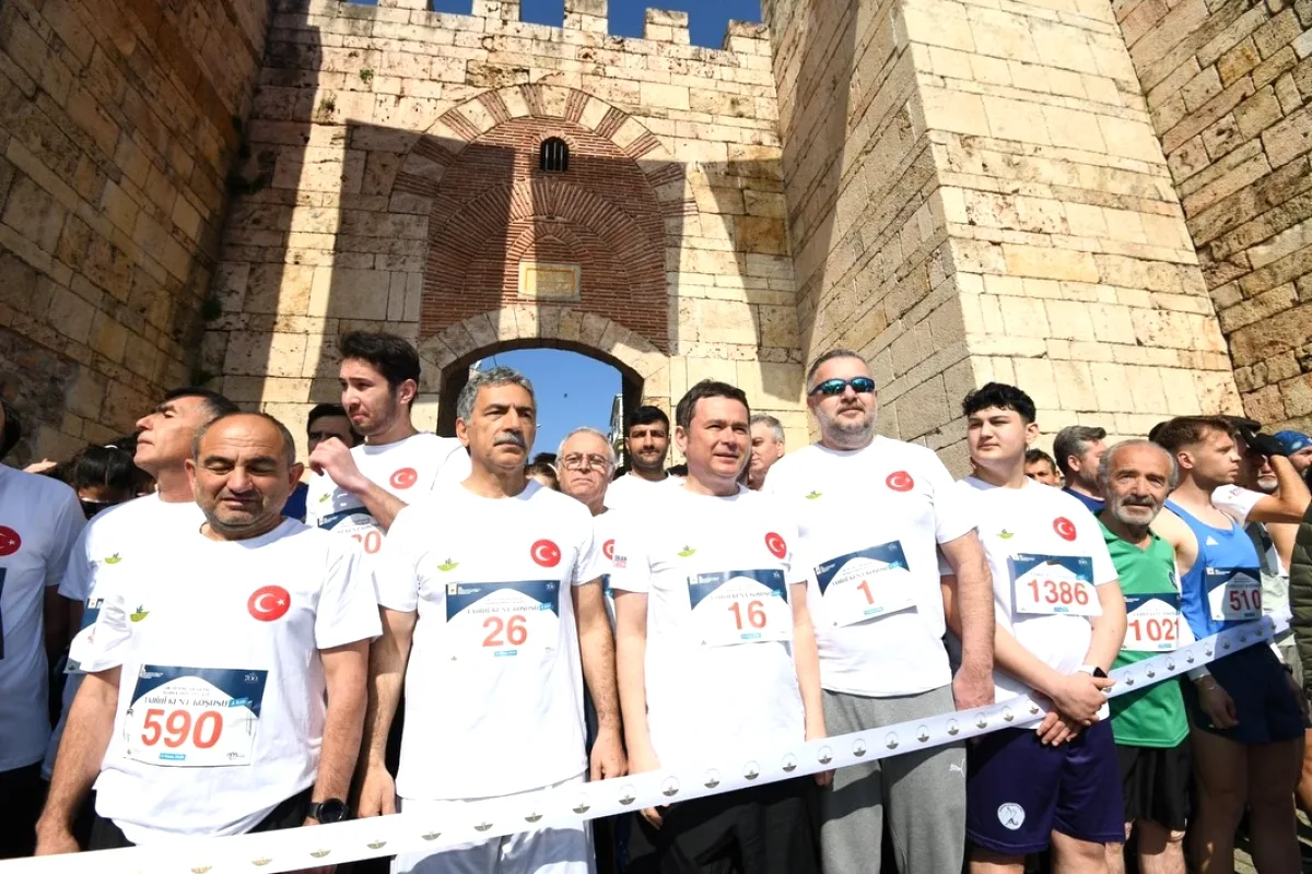 Gemlik Belediye Başkanı, Bursa'nın Fetih Ruhunu Sporla Buluşturan Koşuya Katıldı Gemlik Belediye Başkanı, Bursa'nın Fetih Ruhunu Sporla Buluşturan Koşuya Katıldı