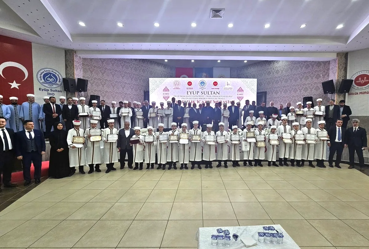 Gölcük'te Hafızlık İcazet Töreni: 41 Öğrenci Hafızlık Belgesi Aldı Gölcük'te Hafızlık İcazet Töreni: 41 Öğrenci Hafızlık Belgesi Aldı