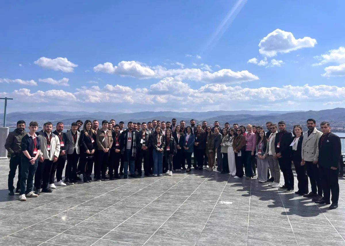 CHP Gebze Gençlik Kolları'ndan Yönetici Eğitimi: Derince'de Tamamlandı CHP Gebze Gençlik Kolları'ndan Yönetici Eğitimi: Derince'de Tamamlandı