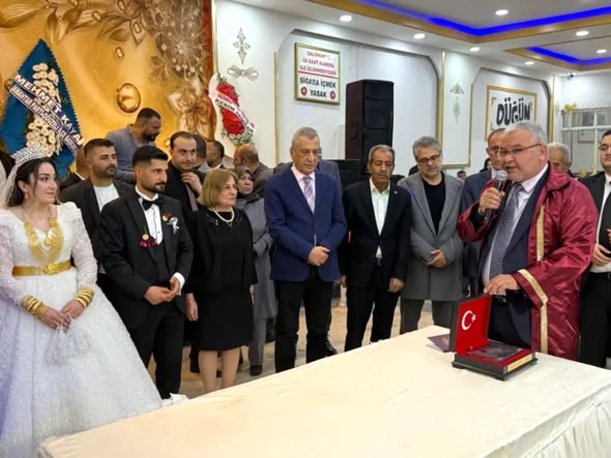 CHP Milletvekili Hasan Öztürkmen Nizip'te Üç Çiftin Nikah Şahidi Oldu CHP Milletvekili Hasan Öztürkmen Nizip'te Üç Çiftin Nikah Şahidi Oldu