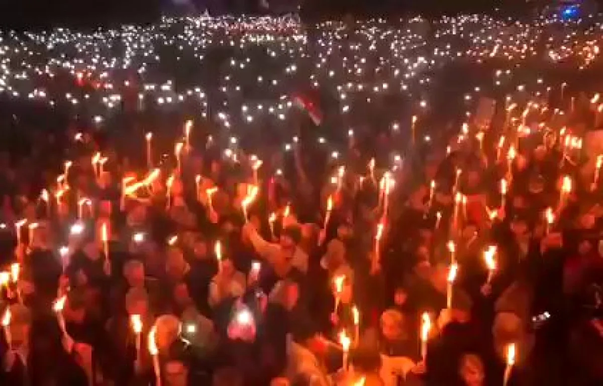 Macaristan'da Seçim Coşkusu: Halk Sonuçları Kutluyor Macaristan'da Seçim Coşkusu: Halk Sonuçları Kutluyor