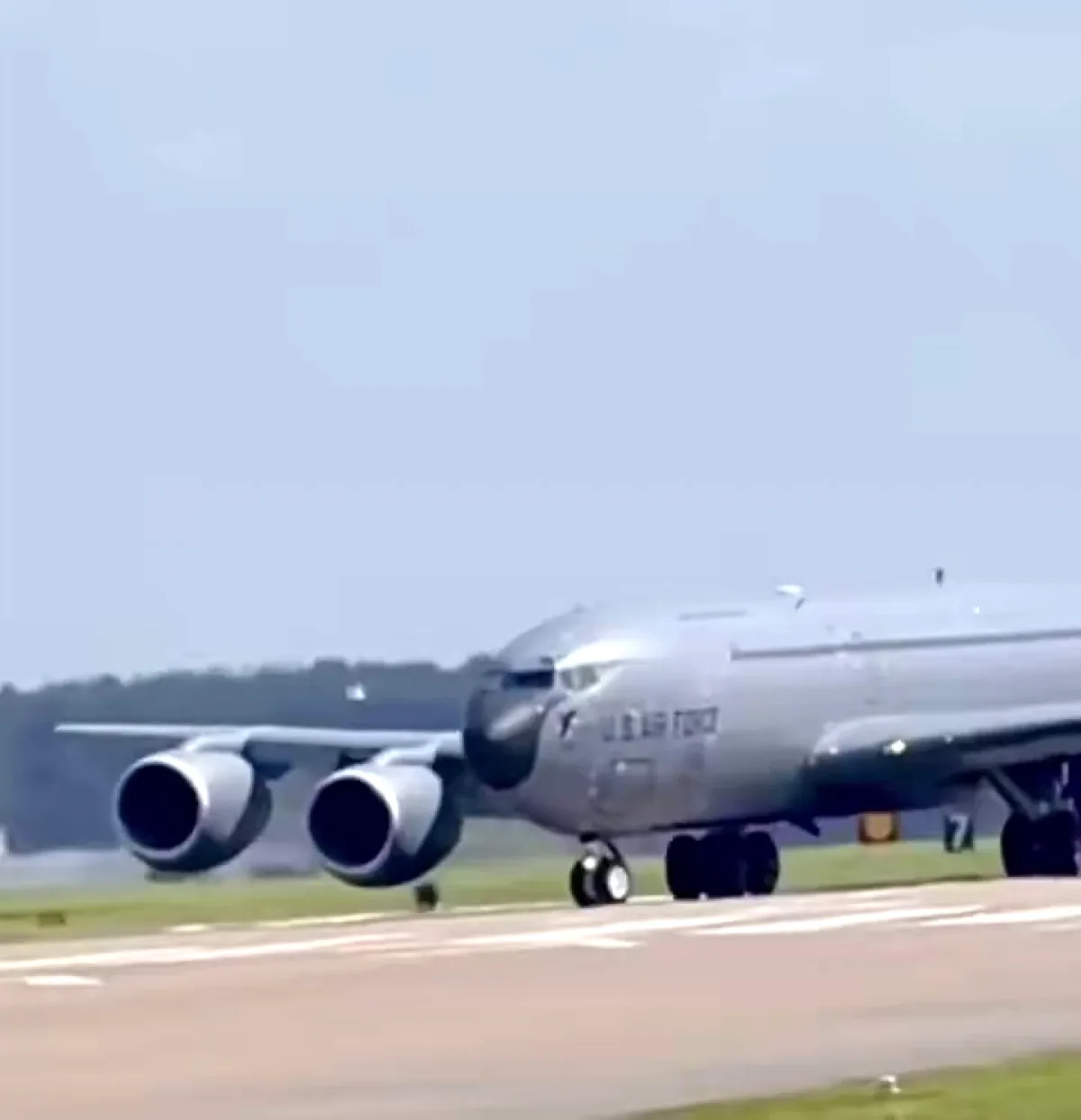 ABD'nin KC-135 Uçağı İran Operasyonlarından Şarapnel İziyle Döndü ABD'nin KC-135 Uçağı İran Operasyonlarından Şarapnel İziyle Döndü