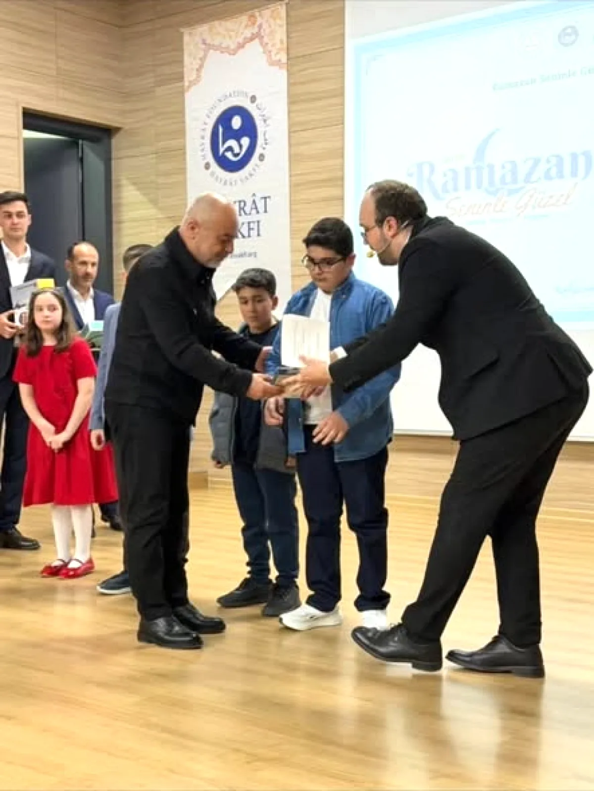 Keçiören'de Ödül Törenine Katılan AK PARTİ'den Başarı Dilekleri Keçiören'de Ödül Törenine Katılan AK PARTİ'den Başarı Dilekleri