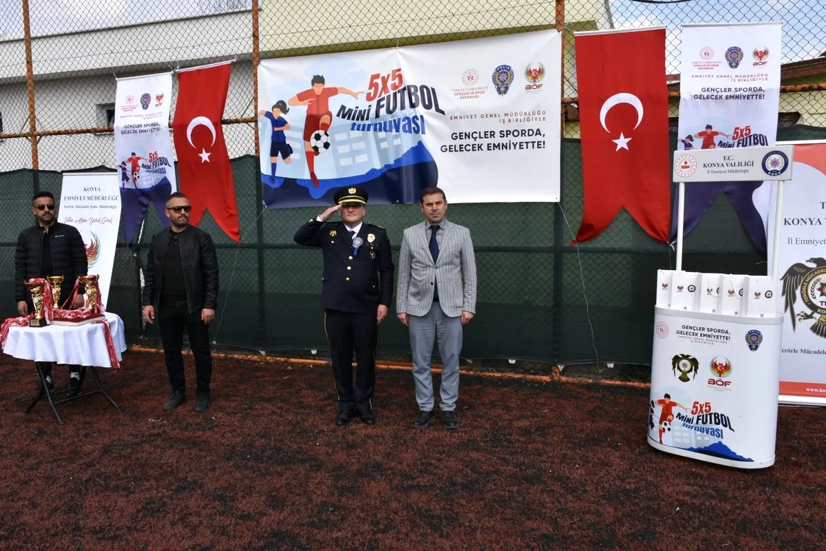Konya'da Genç Futbolculara Ödül Yağmuru: Polis Haftası Turnuvası Sonuçlandı Konya'da Genç Futbolculara Ödül Yağmuru: Polis Haftası Turnuvası Sonuçlandı