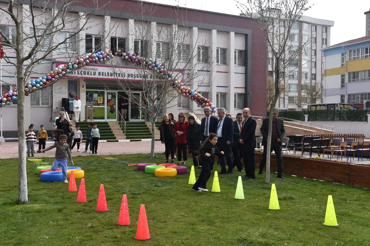 Konya'da Maarifin Kalbinde Çocuk Şenliğinde Eğitim Yöneticileri Öğrencilerle Buluştu Konya'da Maarifin Kalbinde Çocuk Şenliğinde Eğitim Yöneticileri Öğrencilerle Buluştu