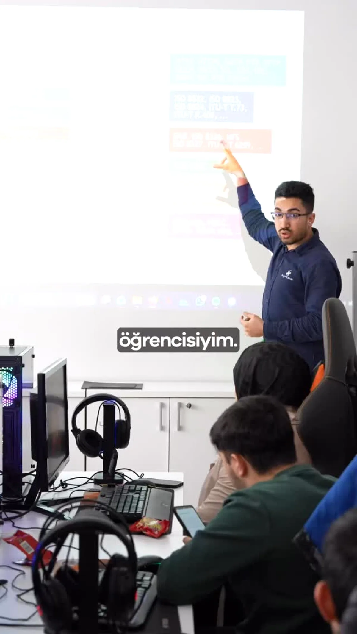 Zeytinburnu'nda Gençlere Siber Güvenlik Eğitimi Zeytinburnu'nda Gençlere Siber Güvenlik Eğitimi