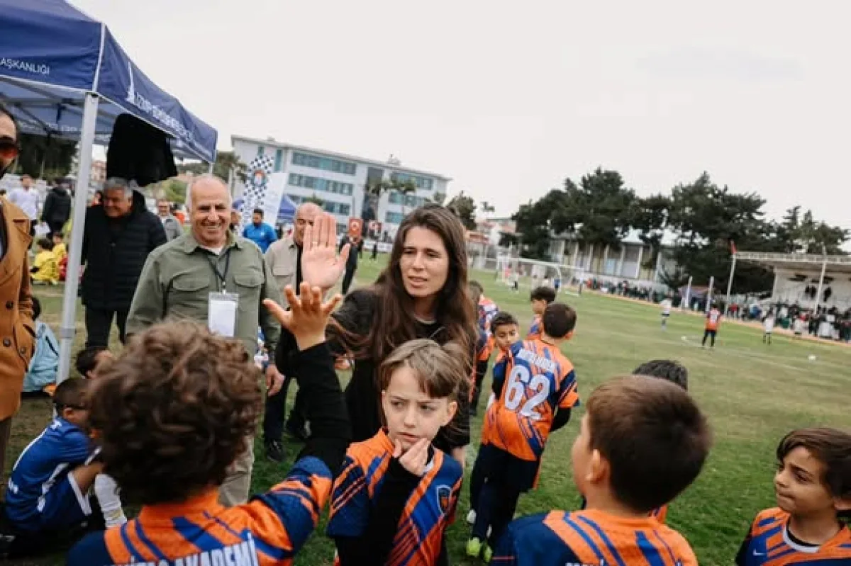 Çeşme'de Minik Yürekler Sahada Buluştu: U-9 Futbol Turnuvası Çeşme'de Minik Yürekler Sahada Buluştu: U-9 Futbol Turnuvası