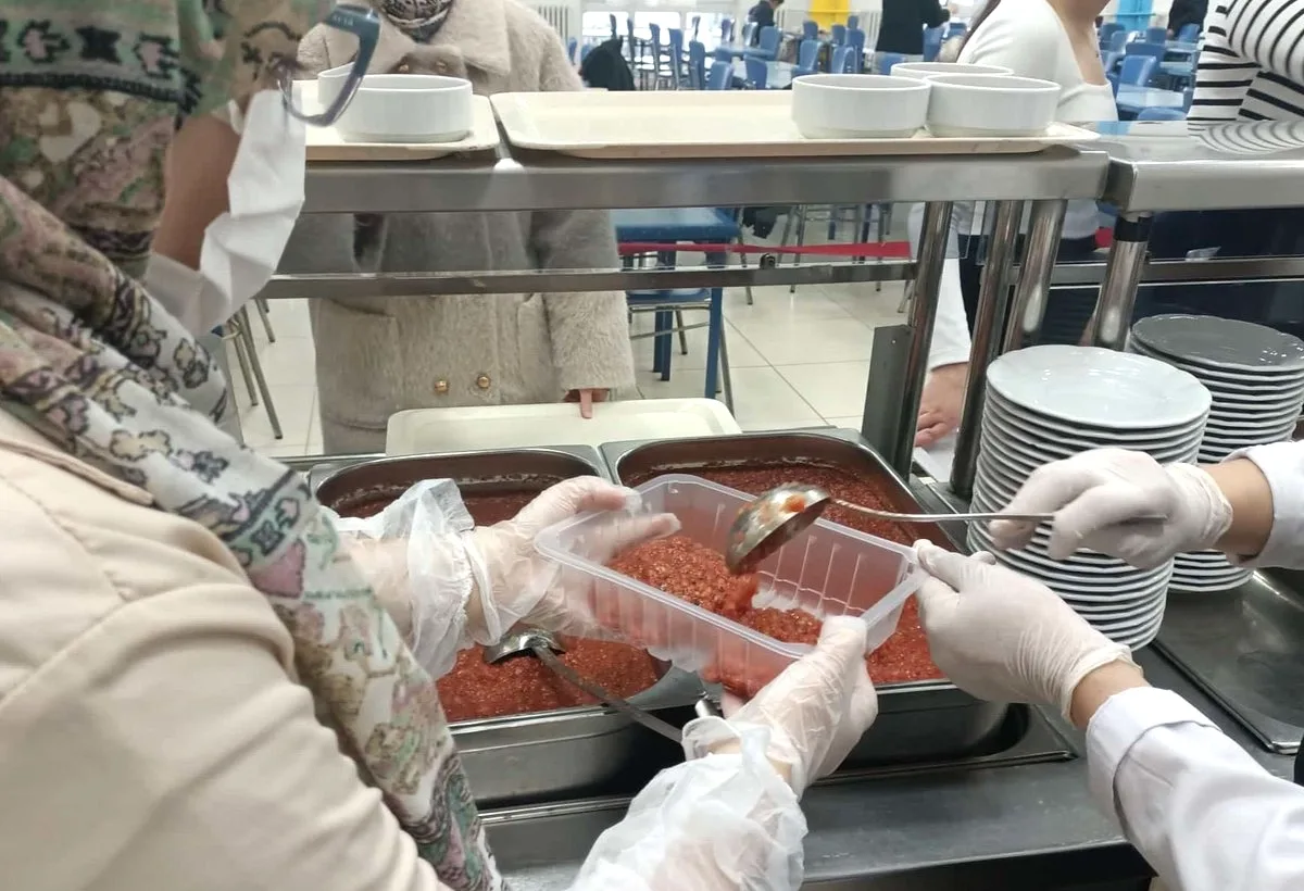 Afyonkarahisar'da Gençler İhtiyaç Sahiplerine Yemek Ulaştırıyor Afyonkarahisar'da Gençler İhtiyaç Sahiplerine Yemek Ulaştırıyor
