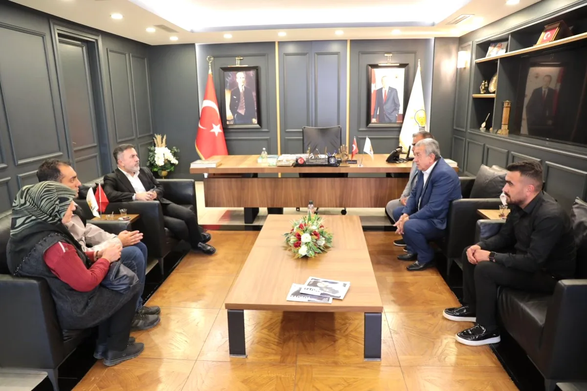 AKP Adana İl Başkanlığı Hemşehrilerini Ağırlıyor AKP Adana İl Başkanlığı Hemşehrilerini Ağırlıyor