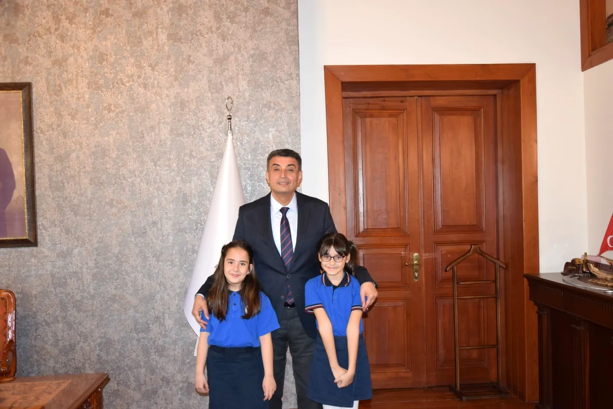 Kağıthane Kaymakamı Yüksel Kara, Öğrencilerin Proje Ödevine Destek Oldu Kağıthane Kaymakamı Yüksel Kara, Öğrencilerin Proje Ödevine Destek Oldu