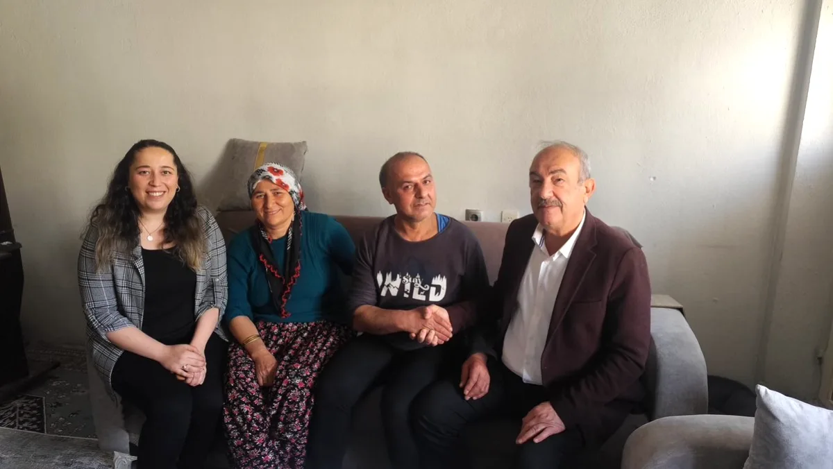 Çukurova'da AK Parti İlçe Başkanlığı Üyeyi Evinde Ziyaret Etti Çukurova'da AK Parti İlçe Başkanlığı Üyeyi Evinde Ziyaret Etti