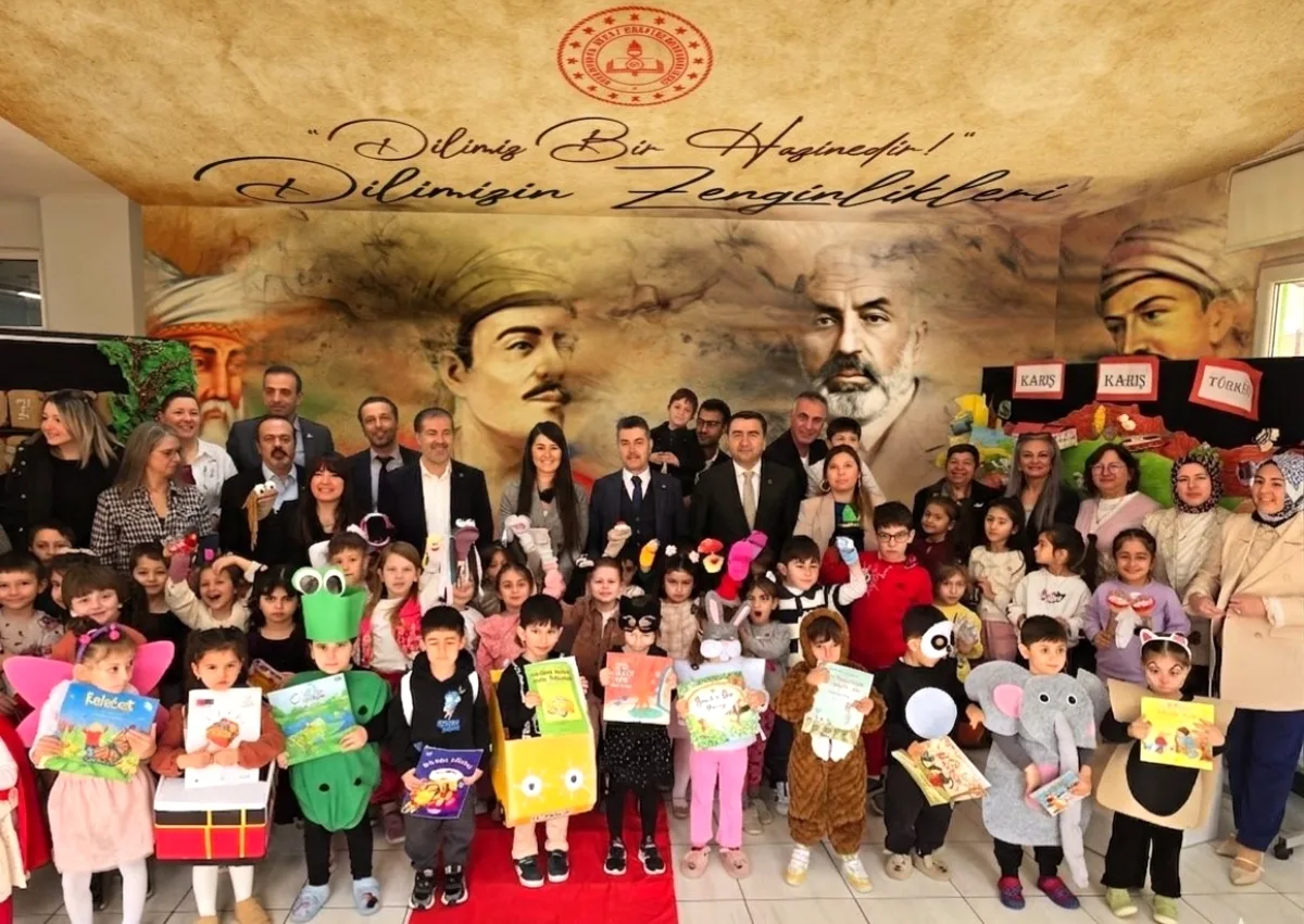 Bursa'da Minikler Dilimizin Zenginliklerini Sergiledi Bursa'da Minikler Dilimizin Zenginliklerini Sergiledi