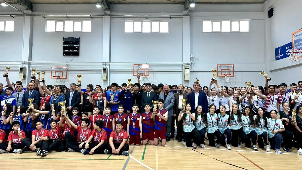 Gaziosmanpaşa'da 90 Takım Kortlarda: Voleybol Heyecanı Gaziosmanpaşa'da 90 Takım Kortlarda: Voleybol Heyecanı
