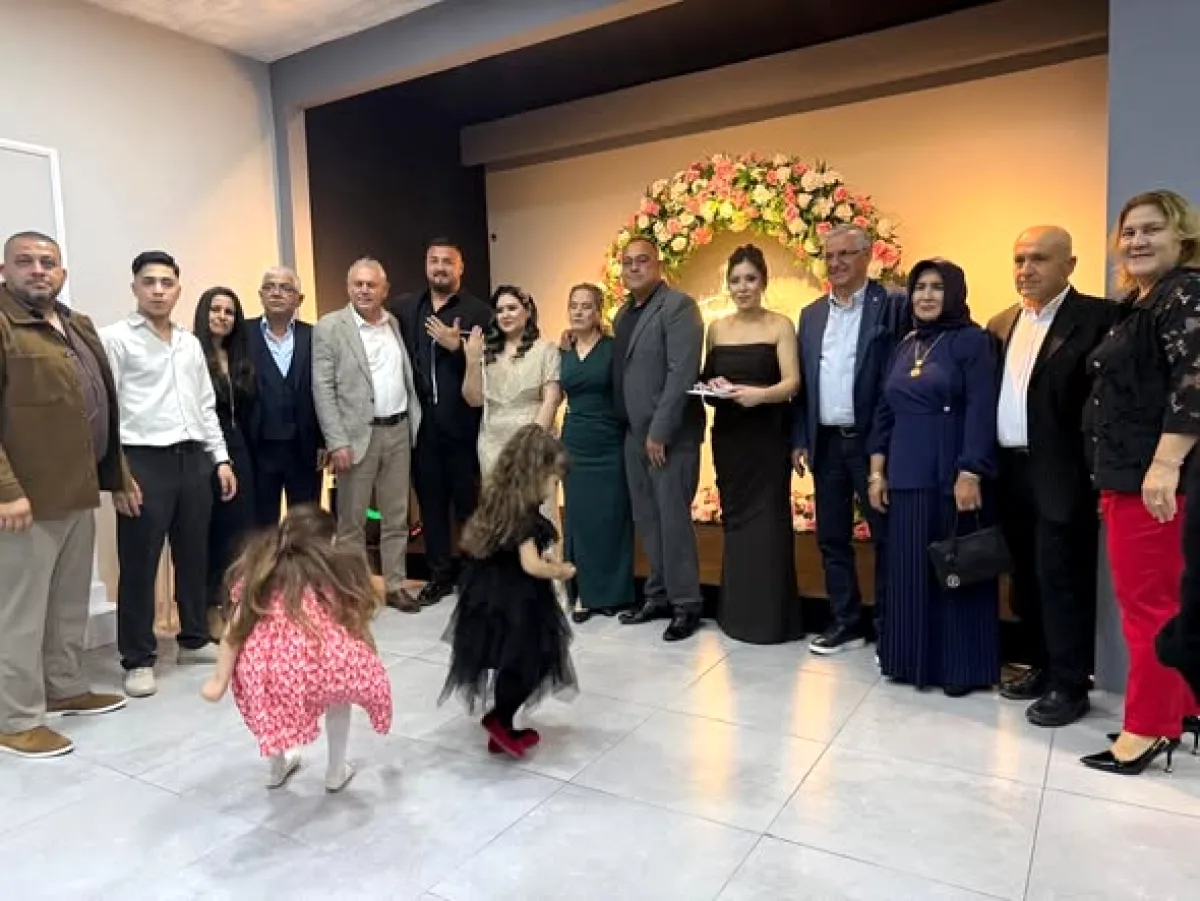 Kemer'de Genç Çiftin Mutluluğuna Ortak Oldular: Başkan Topaloğlu Yüzükleri Takarken Anlar Kemer'de Genç Çiftin Mutluluğuna Ortak Oldular: Başkan Topaloğlu Yüzükleri Takarken Anlar