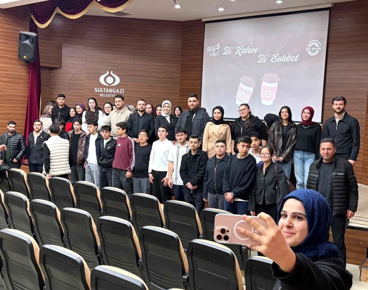 Büşra Paker Sultangazi'de Genç Seçmenlerle Buluştu Büşra Paker Sultangazi'de Genç Seçmenlerle Buluştu