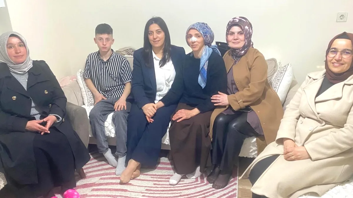 Ameliyat Olan Mahalle Başkanına Sürpriz Ziyaret Ameliyat Olan Mahalle Başkanına Sürpriz Ziyaret
