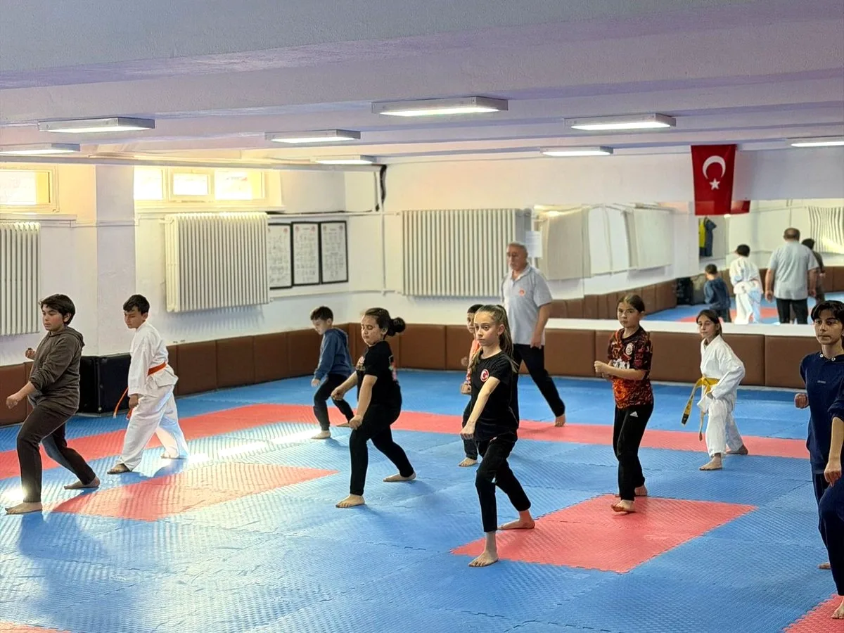 Konya ve Seydişehir'de Karate Antrenmanları Devam Ediyor Konya ve Seydişehir'de Karate Antrenmanları Devam Ediyor