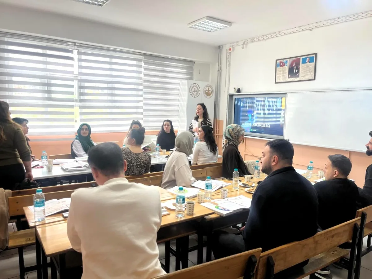 Esenyurt'ta Öğretmenlere Bağımlılıkla Mücadele Eğitimi Esenyurt'ta Öğretmenlere Bağımlılıkla Mücadele Eğitimi