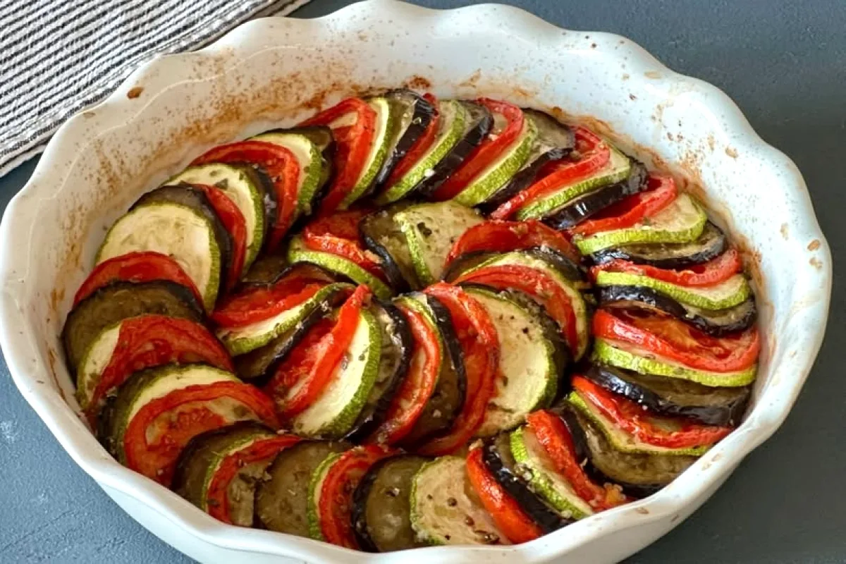 Fırında Sebze Dizmesi (Ratatouille) Tarifi: Fransız Mutfağının Sağlıklı Lezzeti Fırında Sebze Dizmesi (Ratatouille) Tarifi: Fransız Mutfağının Sağlıklı Lezzeti