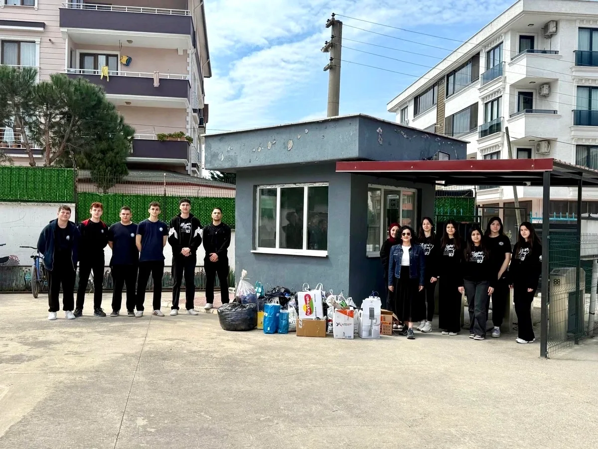 Yalova'da Genç Çevrecilerden 281,5 Kiloluk Atık Teslimi Yalova'da Genç Çevrecilerden 281,5 Kiloluk Atık Teslimi