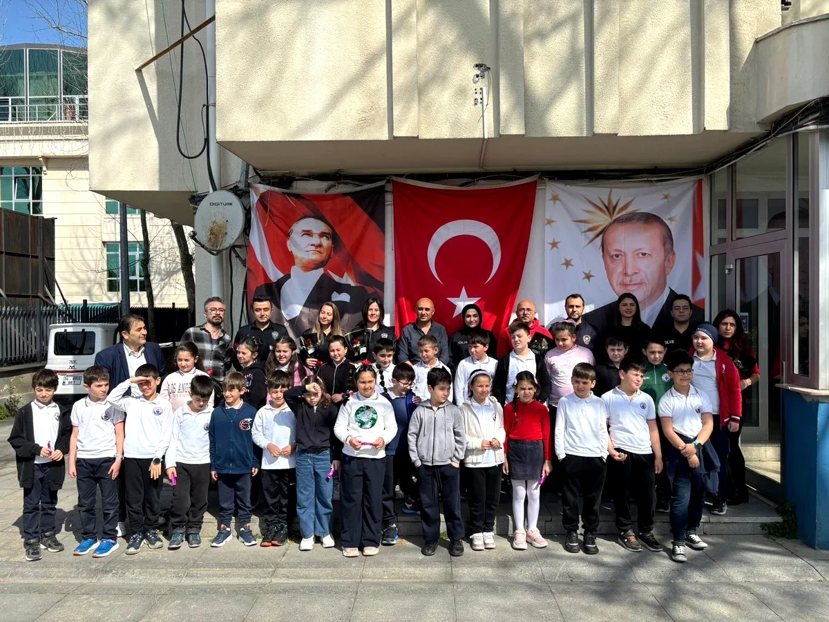 Beykoz'da Minik Öğrencilerden Polis Haftası'nda Duygulandıran Ziyaret Beykoz'da Minik Öğrencilerden Polis Haftası'nda Duygulandıran Ziyaret