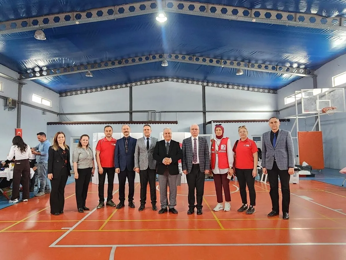 Balıkesir'de Kan Bağışı Kampanyasına Destek: İl Milli Eğitim Müdürü Örnek Oldu Balıkesir'de Kan Bağışı Kampanyasına Destek: İl Milli Eğitim Müdürü Örnek Oldu