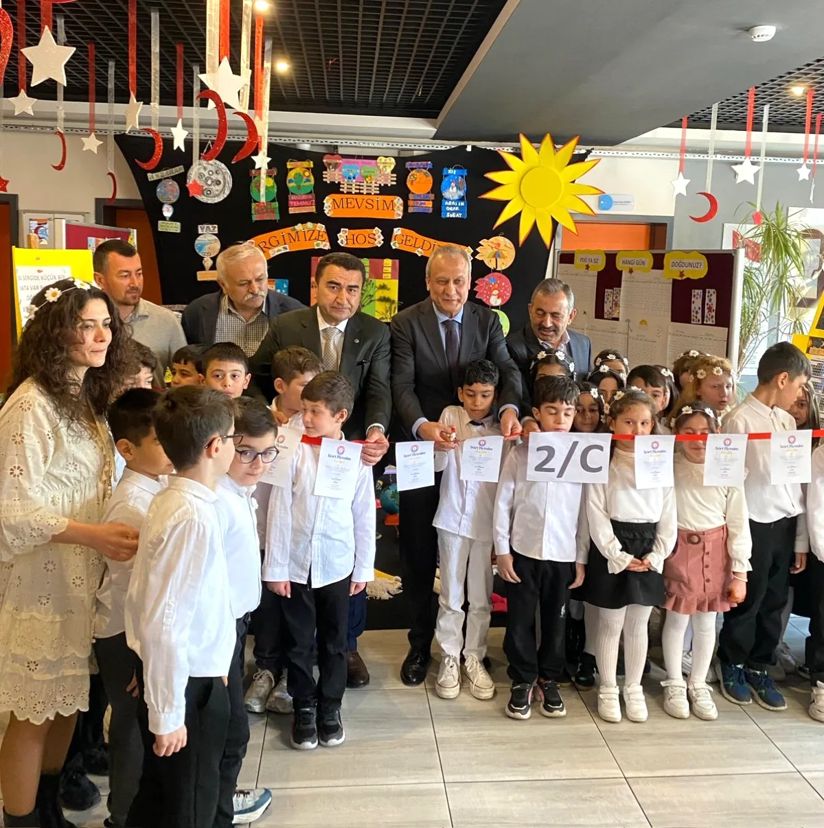 Osmangazi'de Minik Ellerin Mevsim Hayalleri Sergi Oldu Osmangazi'de Minik Ellerin Mevsim Hayalleri Sergi Oldu