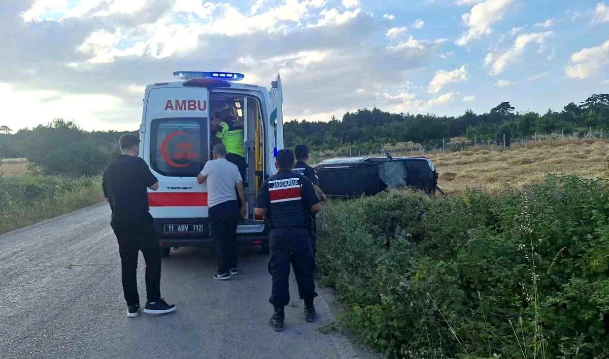 Bilecik'te Kamyonet Tarlaya Devrildi: 1 Yaralı Bilecik'te Kamyonet Tarlaya Devrildi: 1 Yaralı