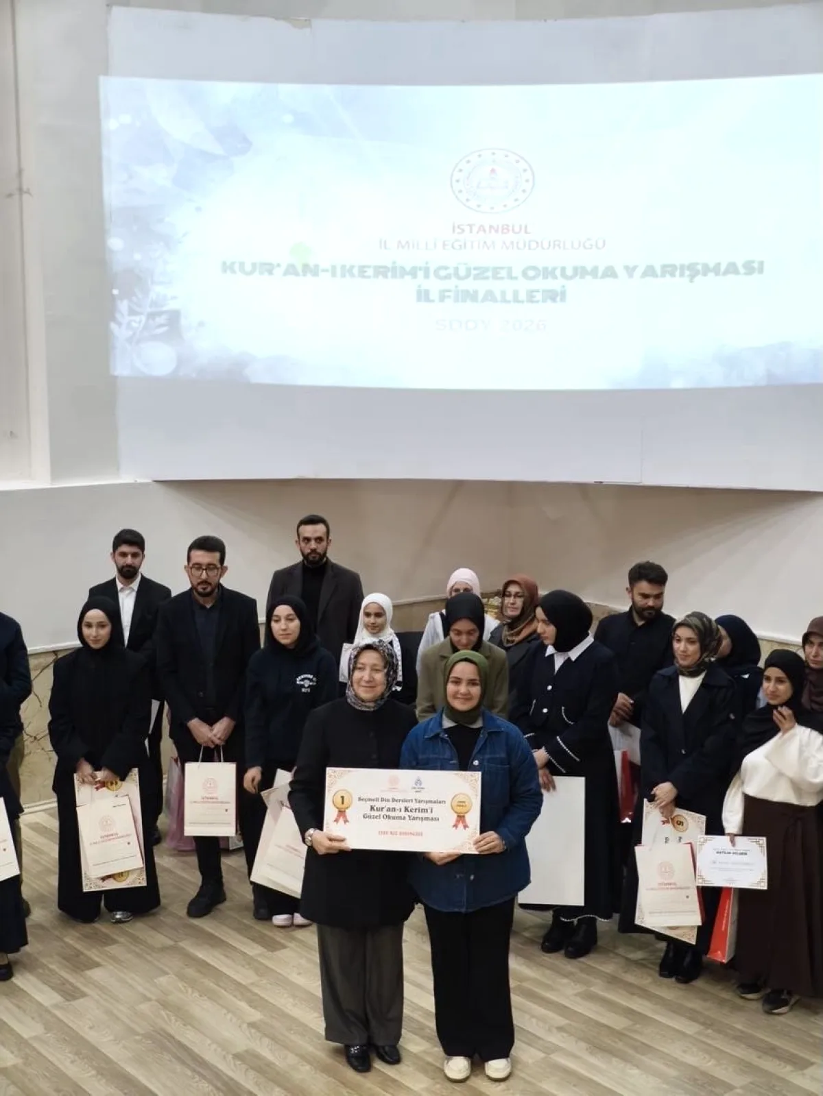 Sultangazi'den İstanbul Birincisi: Nur Şevval Gündoğdu Umre Ödülü Kazandı Sultangazi'den İstanbul Birincisi: Nur Şevval Gündoğdu Umre Ödülü Kazandı