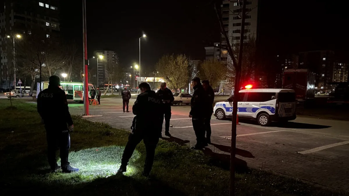 Kayseri'de Sokak Kavgası: 4 Kişi Yaralandı Kayseri'de Sokak Kavgası: 4 Kişi Yaralandı