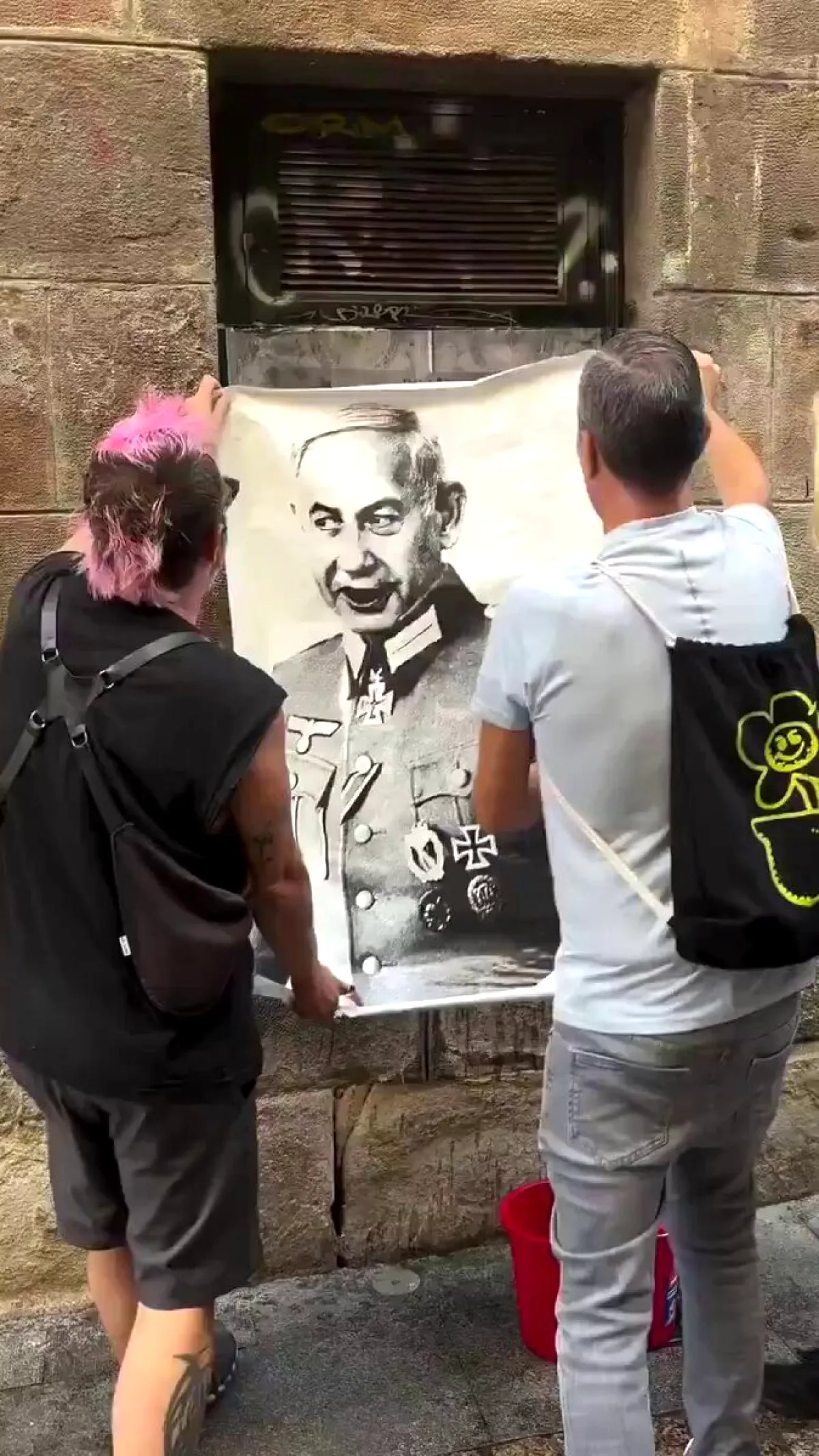 İspanya'da Netanyahu'yu Hitler'e Benzeten Protesto Posterleri İspanya'da Netanyahu'yu Hitler'e Benzeten Protesto Posterleri