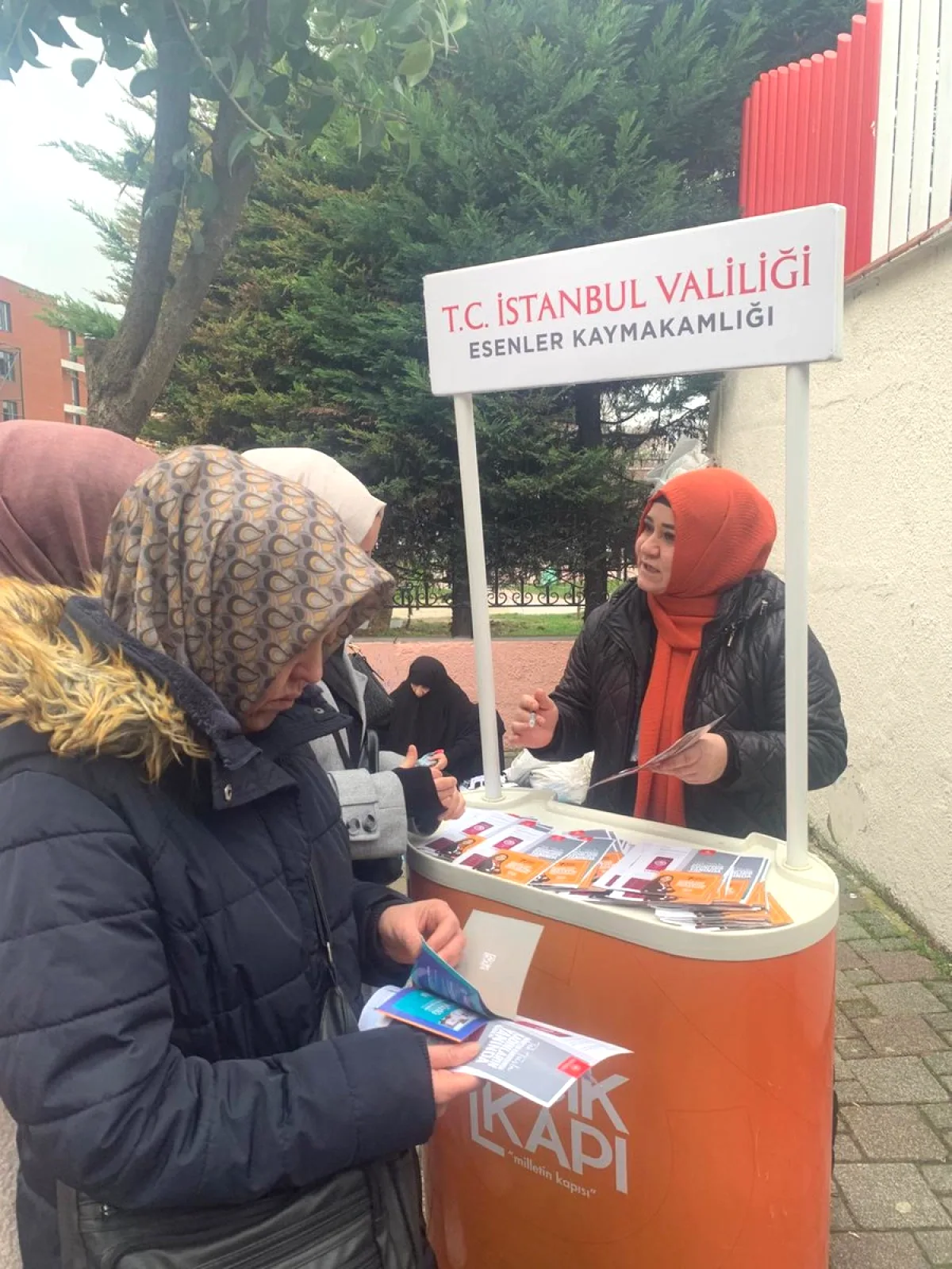Esenler'de Kadına Şiddetle Mücadele İçin 3 Ayda 1.200 Broşür Dağıtıldı Esenler'de Kadına Şiddetle Mücadele İçin 3 Ayda 1.200 Broşür Dağıtıldı