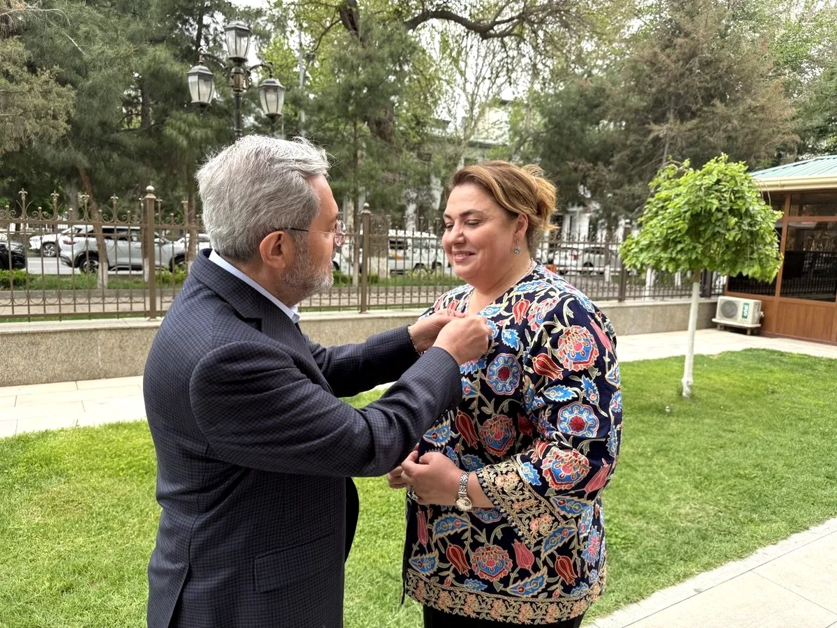 Ankara Üniversitesi TÖMER Mezunu Dekana Rozet Takdimi Ankara Üniversitesi TÖMER Mezunu Dekana Rozet Takdimi