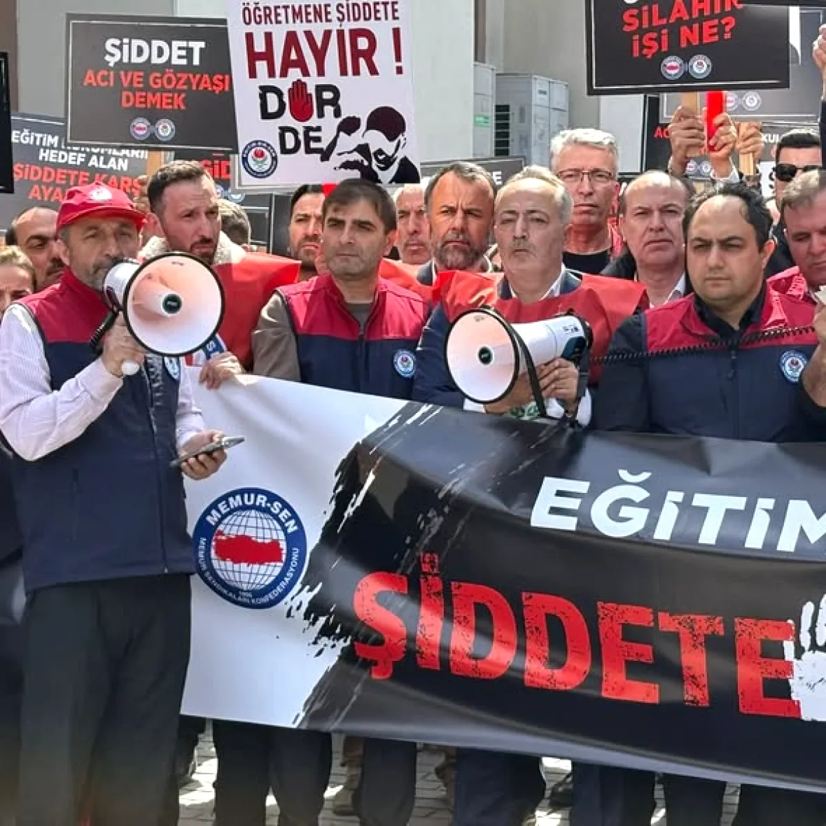 Eğitimciler Siverek Saldırısını Protesto Etti: "Okullar Güvenli Hale Getirilsin" Eğitimciler Siverek Saldırısını Protesto Etti: "Okullar Güvenli Hale Getirilsin"